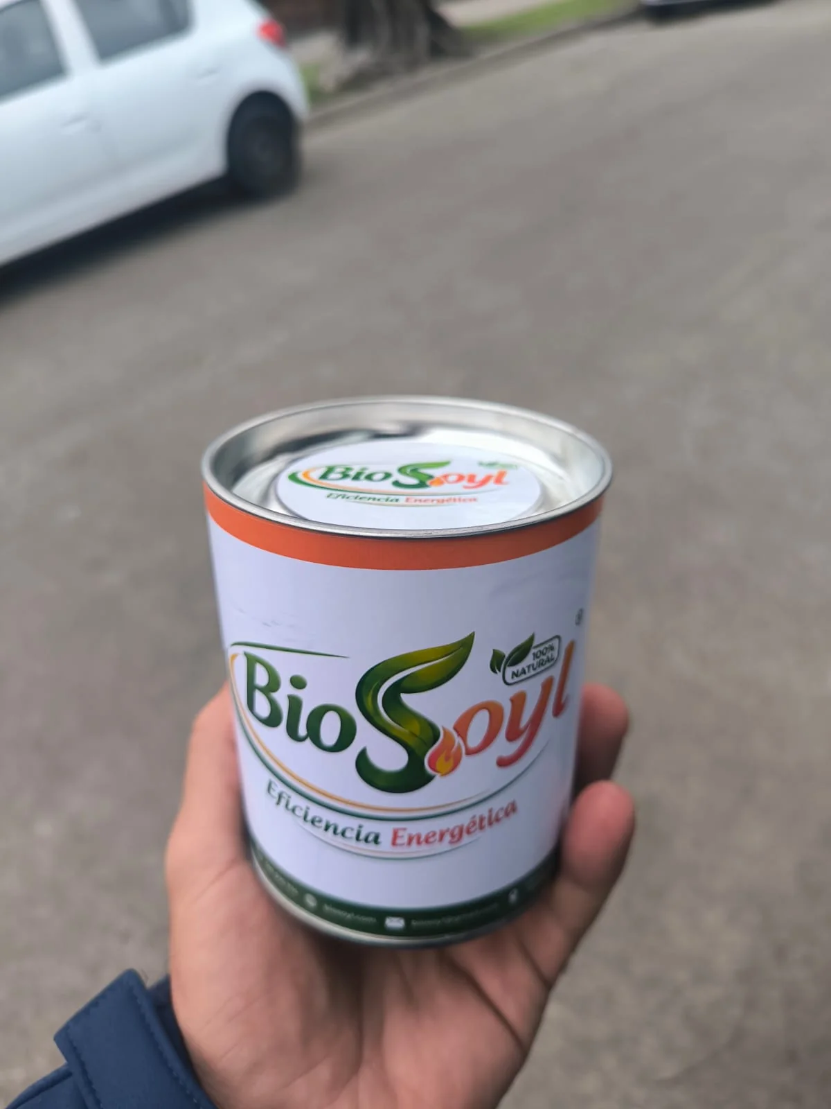 Envase BIO SOYL sostenido en una mano